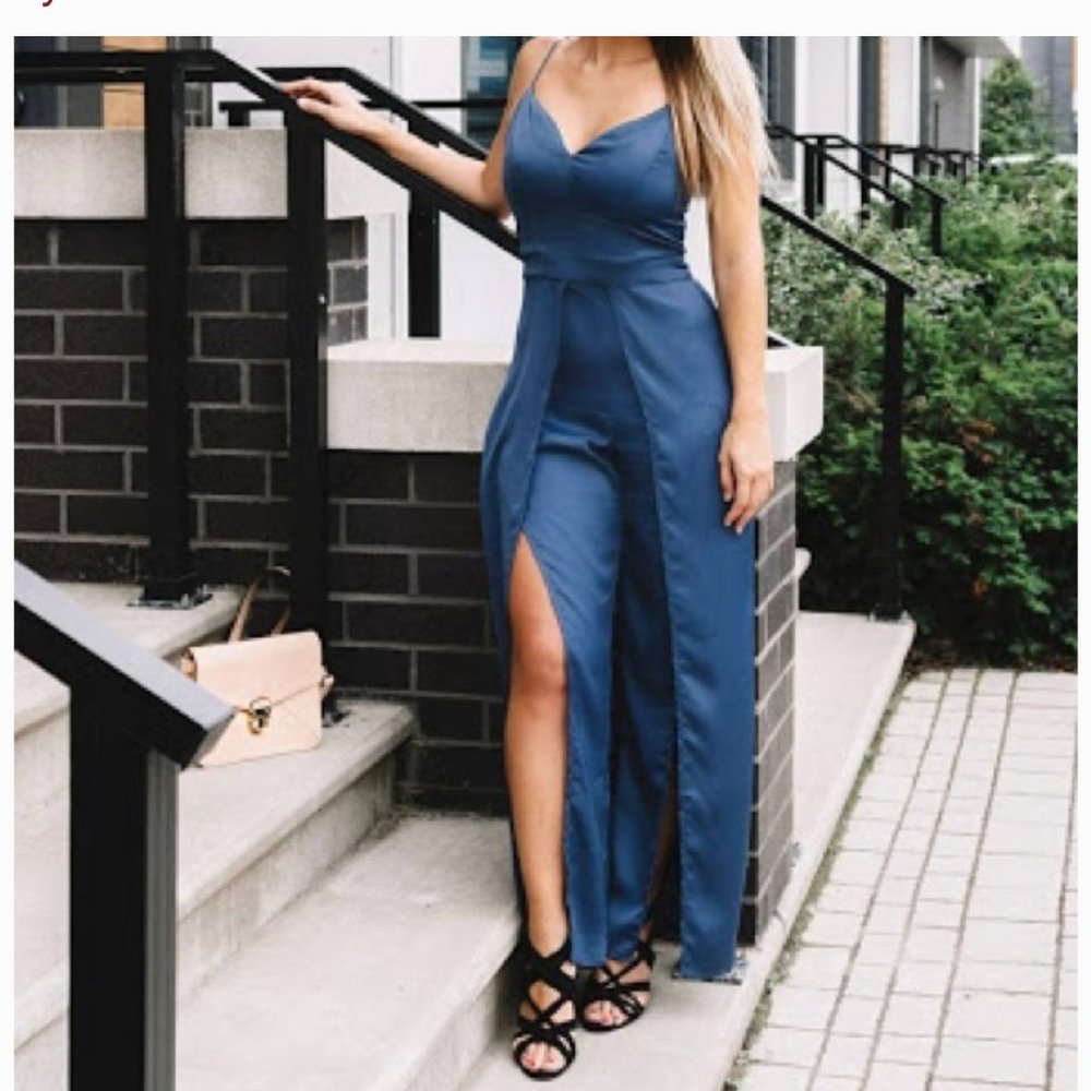 Dynamite Satin Wide Split Leg Sleeveless V Neck Jumpsuit Blue Size Small EUC